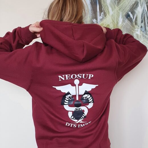 Un nouveau sweatshirt créé par les étudiants manipulateurs