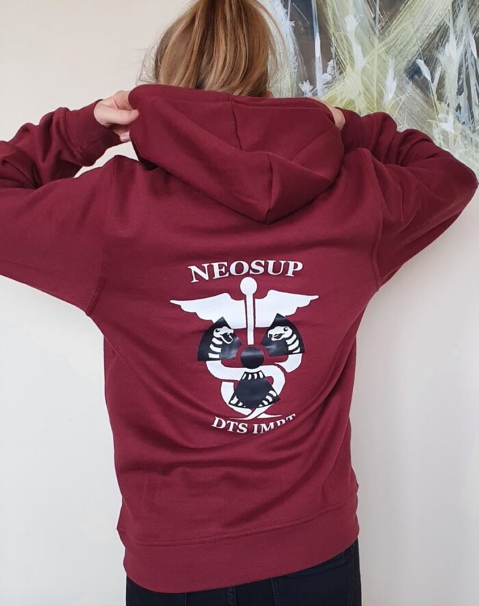 Un nouveau sweatshirt créé par les étudiants manipulateurs