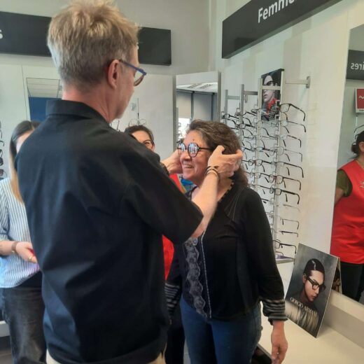 Une action solidaire qui se concrétise : remise des équipements optiques